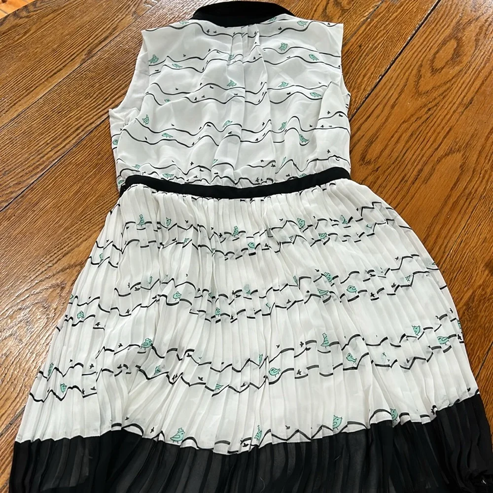 Forever 21 sleeveless dress.  Cute bird print. Size Small. Pleated skirt. - Picture 13 of 14
